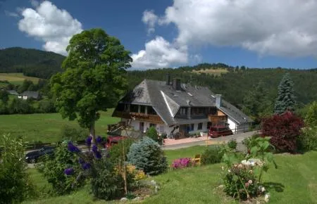 Charmanter Landgasthof mit Bergblick, umgeben von Natur, ideal für Erholung und Wanderungen im Schwa.