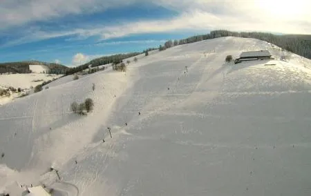 Schneebedeckte Pisten im Skigebiet Münstertal/Wieden im Schwarzwald. Perfekt für Wintersport und Ski.