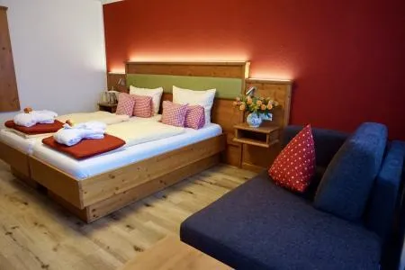 Komfortables Zimmer im Berghotel Wiedener Eck mit gemütlicher Einrichtung und Blick auf die Natur.