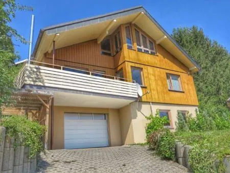 Schwarzwaldhaus mit Holzfassade, Balkon und Garage in sonniger Lage. Perfekt für Natur- und Erholung.
