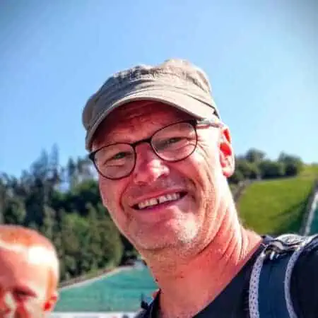 Mann mit Kind in der Natur