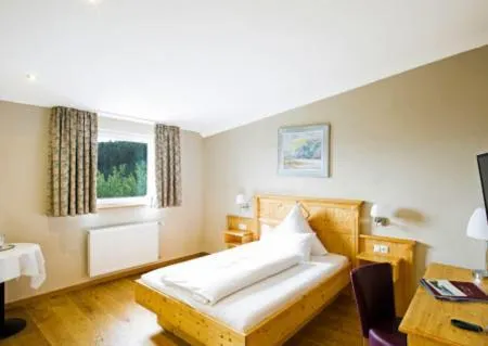 Schwarzwaldhotelzimmer mit Blick ins Grüne, komfortabel und einladend. Perfekt für einen erholsamen.