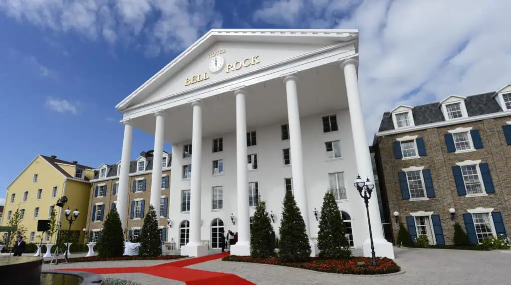 Elegantes Hotel mit Säulen und Garten