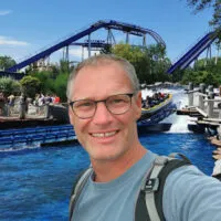 Freizeitpark mit Achterbahn und Wasserfahrt