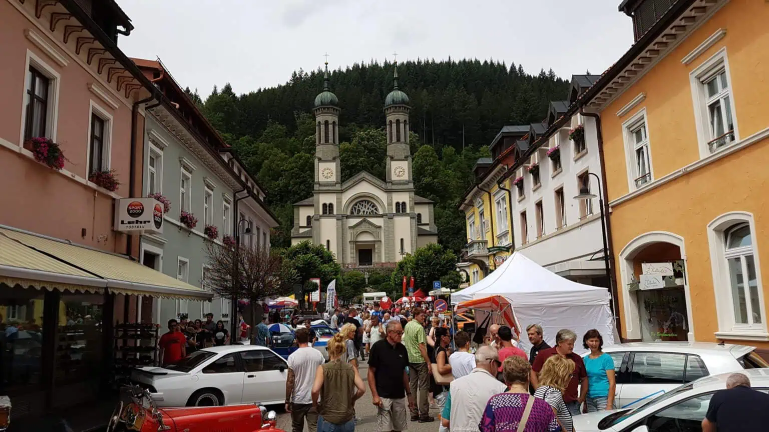 Faltpavillons für Märkte und Stadtfeste im Schwarzwald, ideal für Veranstaltungen und Verkaufsstände.