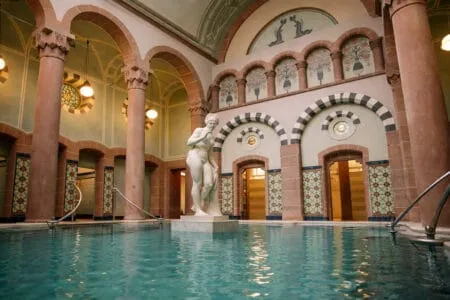 Entspannendes Spa im Mokni's Palais Hotel & SPA mit antiker Statue und stilvoller Architektur.