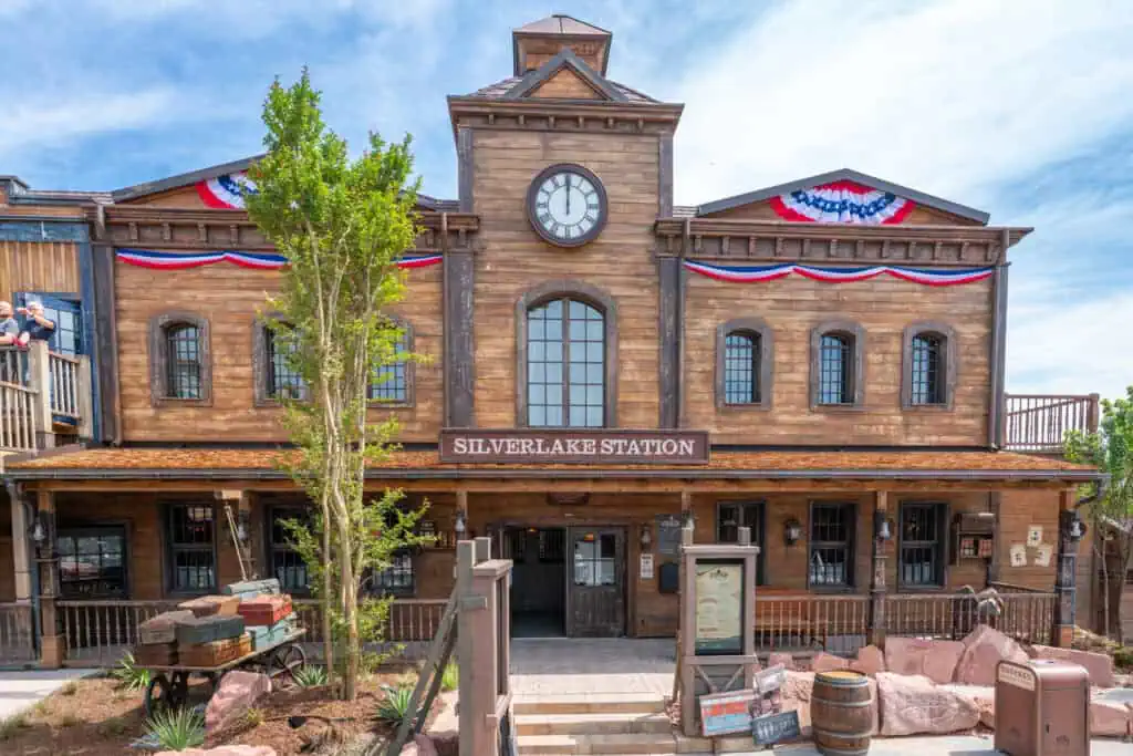 Europa-Park Neuheiten 2026: Das erwartet dich in der neuen Saison 2 Historisches Bahnhofgebäude im Europa-Park mit Ankündigung der Neuheiten 2026.