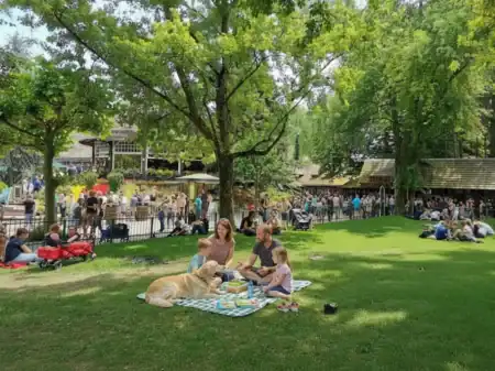 Hund und Familie beim Picknick im Europa-Park Freizeitpark mit hundefreundlicher Atmosphäre.