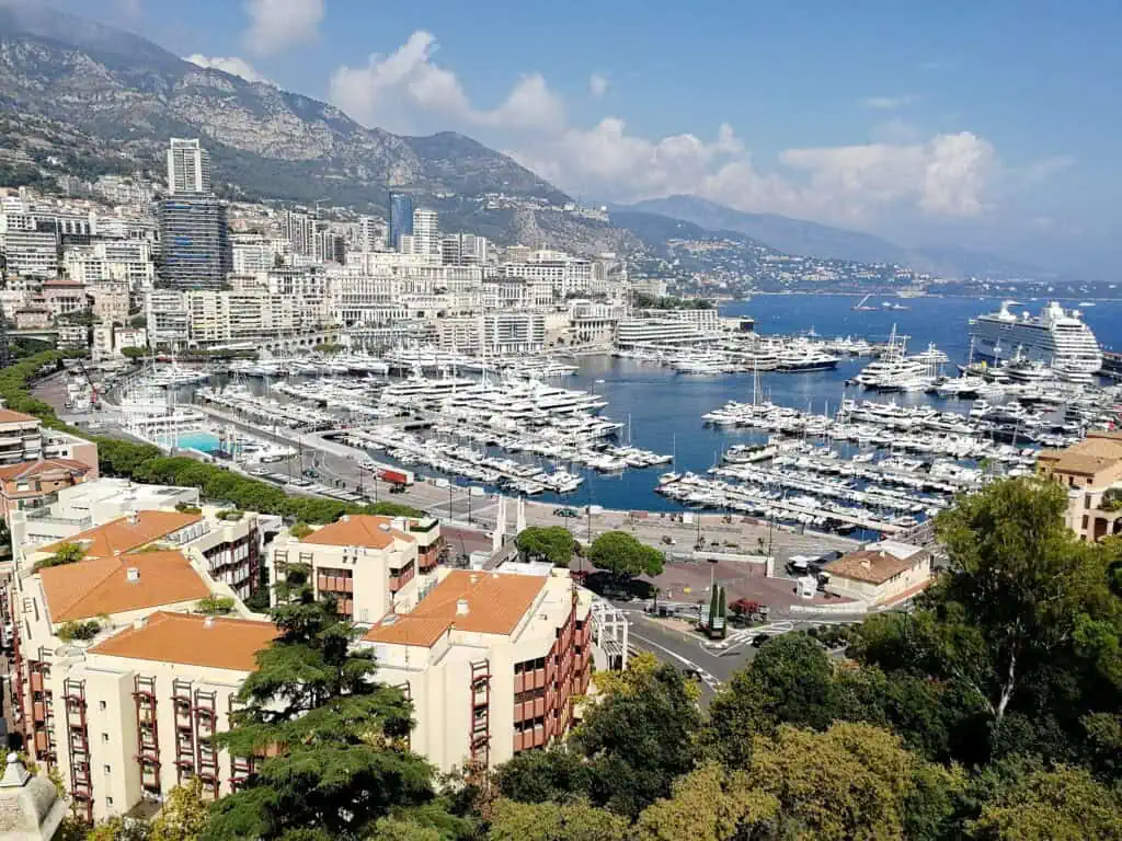 Europa-Park Neuheiten 2026: Das erwartet dich in der neuen Saison 1 Hafen mit Yachten in Monaco, umgeben von Bergen und Stadtlandschaft, im sonnigen Wetter.
